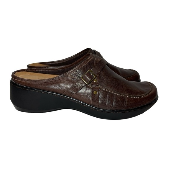 Easy Spirit Women's Clog Size 7.5M Brown Leather Buckle Accent Slip On - Picture 1 of 10